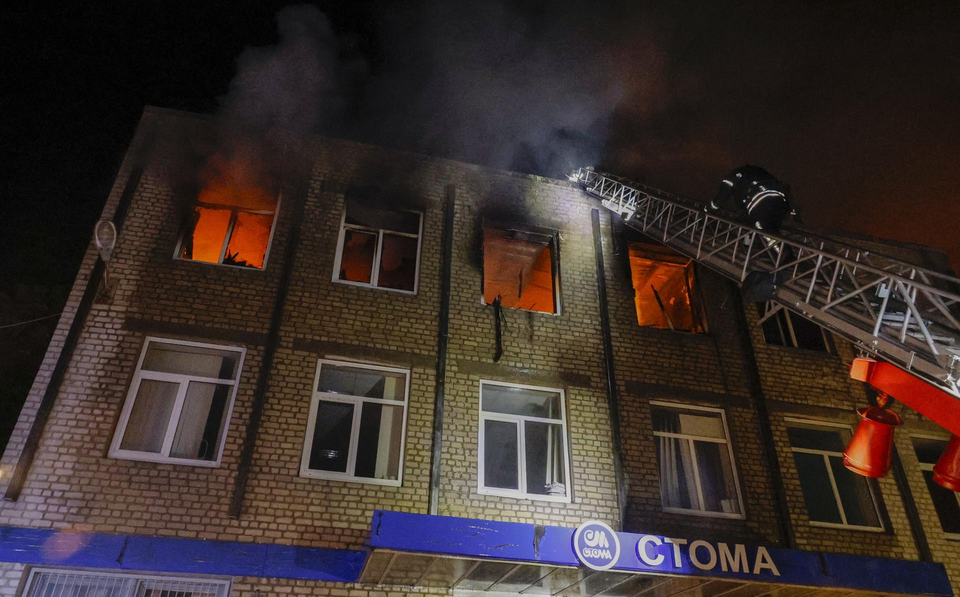 Los equipos de rescate trabajan en el lugar de un ataque con drones en Járkov, en el noreste de Ucrania, el 11 de junio de 2025. EFE/EPA/SERGEY KOZLOV