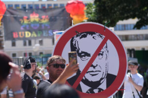BUDAPEST, 28/06/2025.- La marcha del Orgullo LGTBIQ+ se celebra este sábado en Budapest (Hungría) en medio de la controversia por haber sido prohibida por Gobierno del primer ministro Viktor Orbán y con el apoyo de numerosos políticos de centro izquierda europeos, incluyendo varios ministros españoles. EFE/ Luis Lidón
