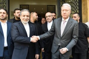 El ministro de Asuntos Exteriores y Emigrantes del Líbano, Youssef Rajji (d), estrecha la mano del ministro de Asuntos Exteriores iraní, Abás Araqchí (i), tras su reunión en el Ministerio de Asuntos Exteriores en Beirut, Líbano, el 3 de junio de 2025. EFE/EPA/WAEL HAMZEH