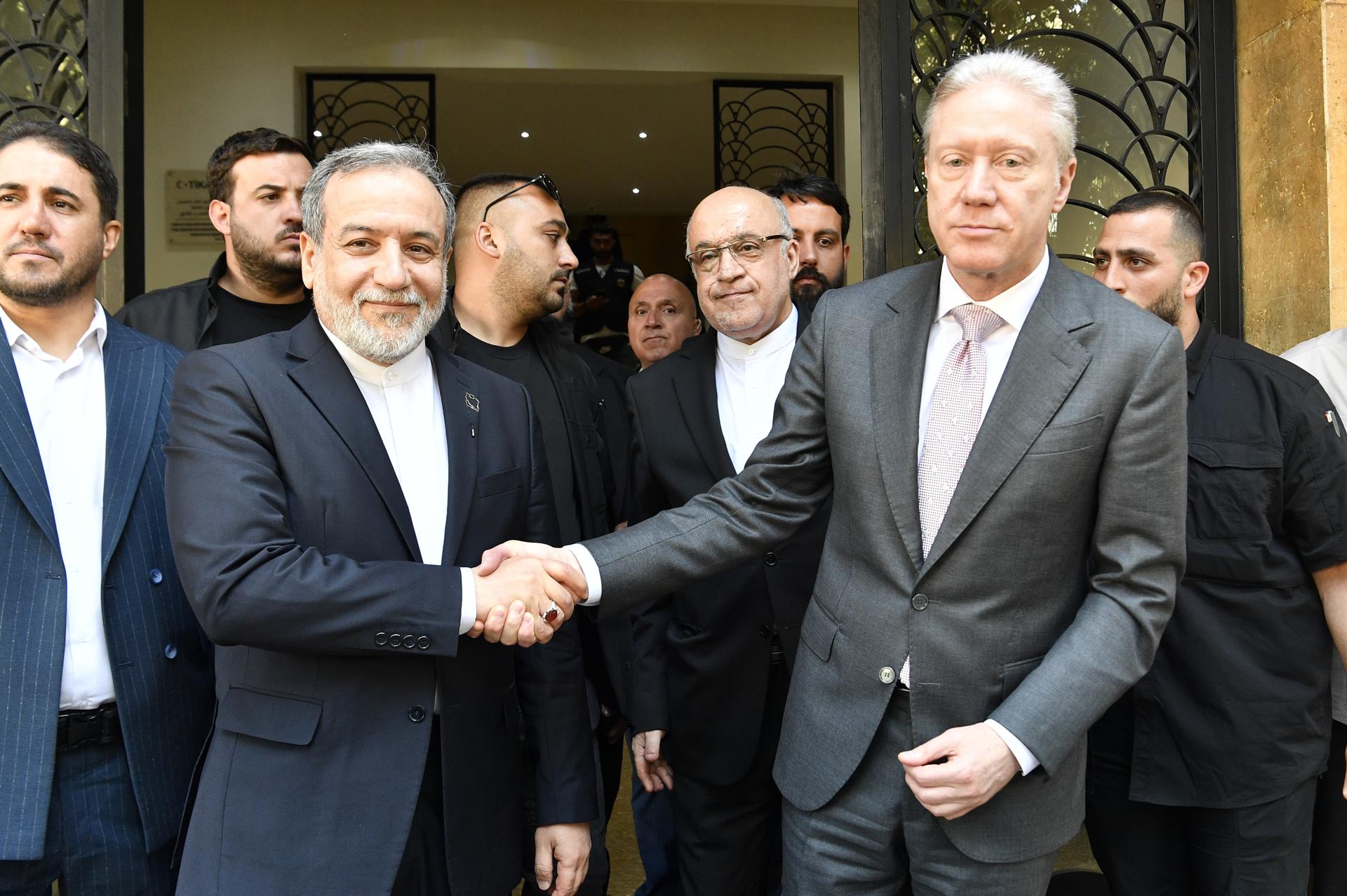 El ministro de Asuntos Exteriores y Emigrantes del Líbano, Youssef Rajji (d), estrecha la mano del ministro de Asuntos Exteriores iraní, Abás Araqchí (i), tras su reunión en el Ministerio de Asuntos Exteriores en Beirut, Líbano, el 3 de junio de 2025. EFE/EPA/WAEL HAMZEH