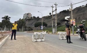 Integrantes de equipos de seguridad cierran la avenida Costa Verde por derrumbes en el acantilado, producto del sismo ocurrido este domingo, en Lima (Perú). EFE/Mikhail Huacán