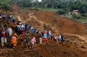 Personas observan un zona afectada por una riada este martes, en Bello Antioquia (Colombia). EFE/ STR