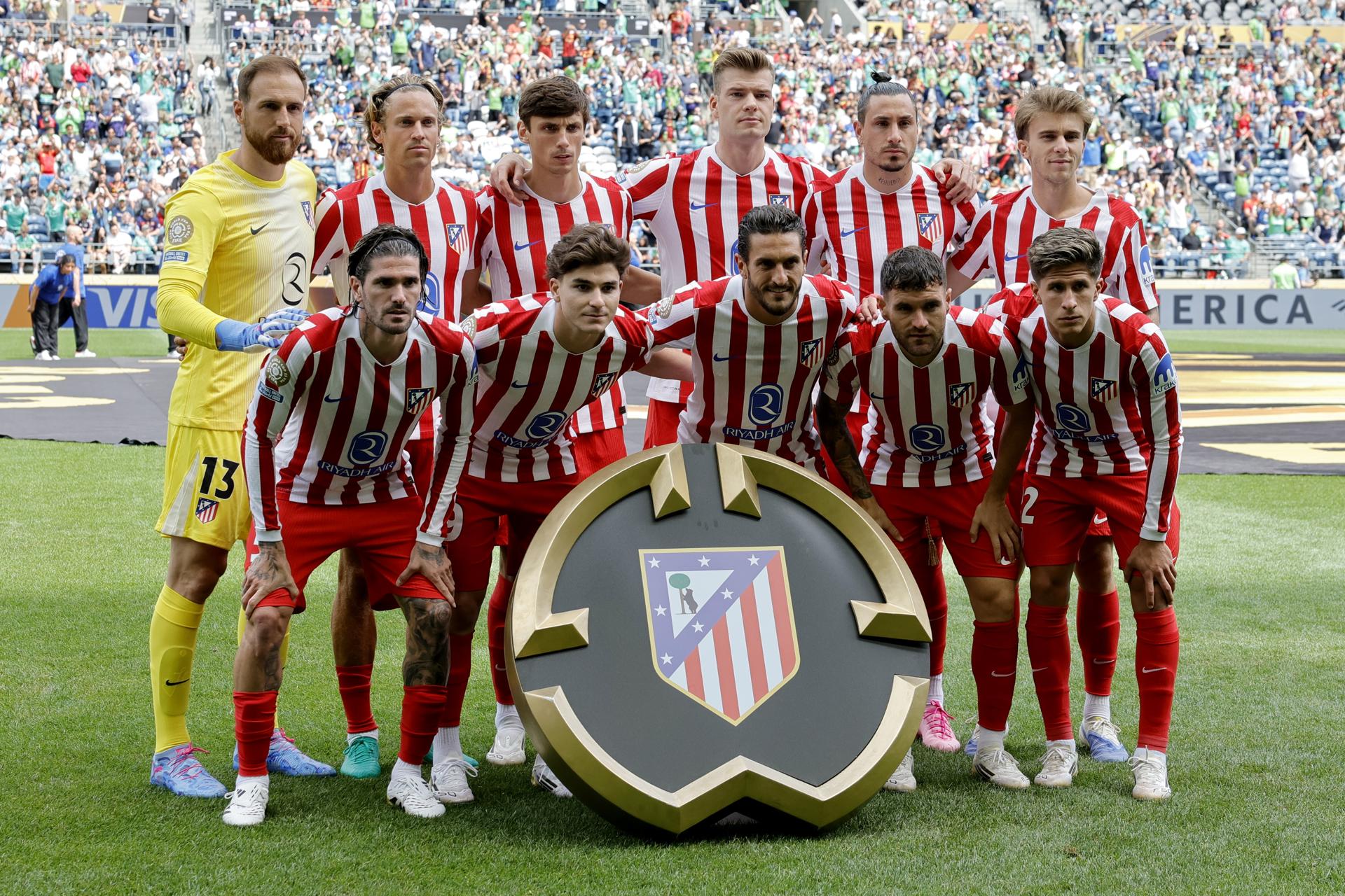 El equipo titular del Atlético de Madrid posa en la previa de un partido del Mundial de Clubes de la FIFA. EFE/JOHN G. MABANGLO