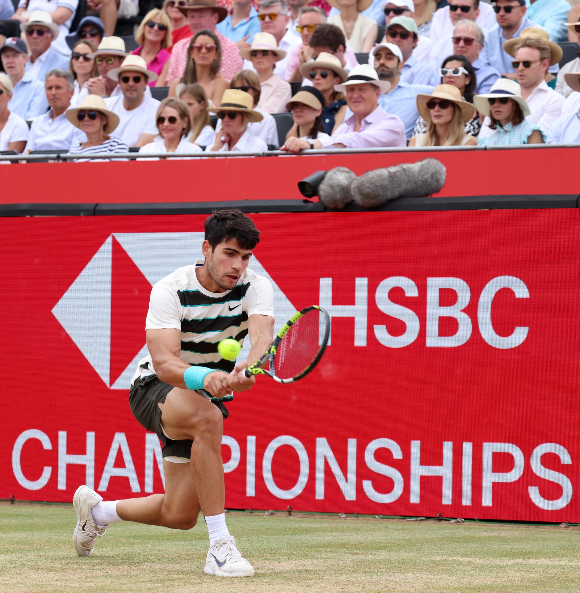 El español Carlos Alcaraz en la final de Queen's ante el checo Jiri Lehecka. EFE/EPA/ANDY RAIN