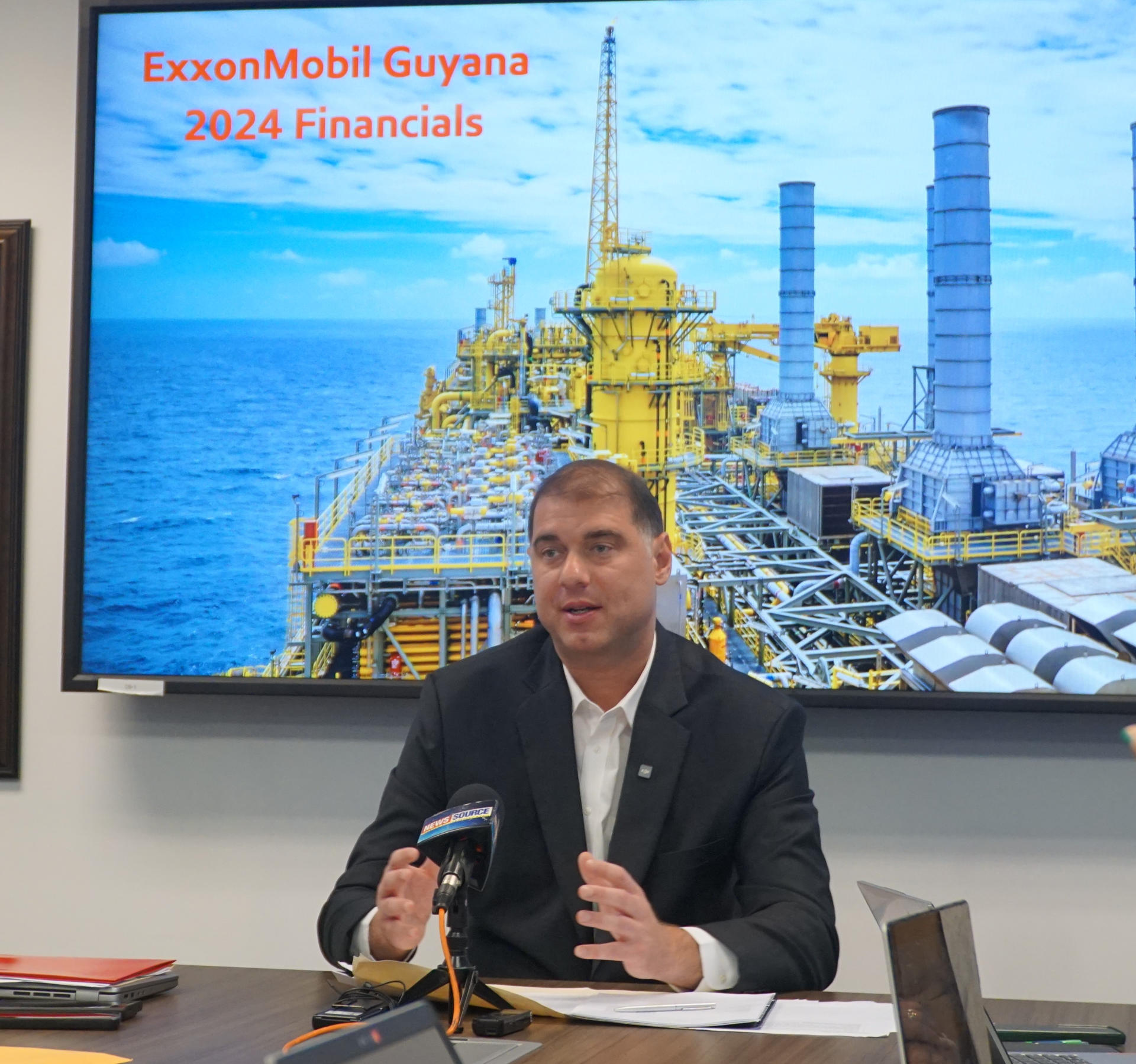 El vicepresidente y gerente de Servicios Comerciales de ExxonMobil Guyana Limited (EMGL), John Colling, habla durante una reunión este 3 de junio de 2025, en Georgetown (Guyana). EFE/ Nazima Raghubir