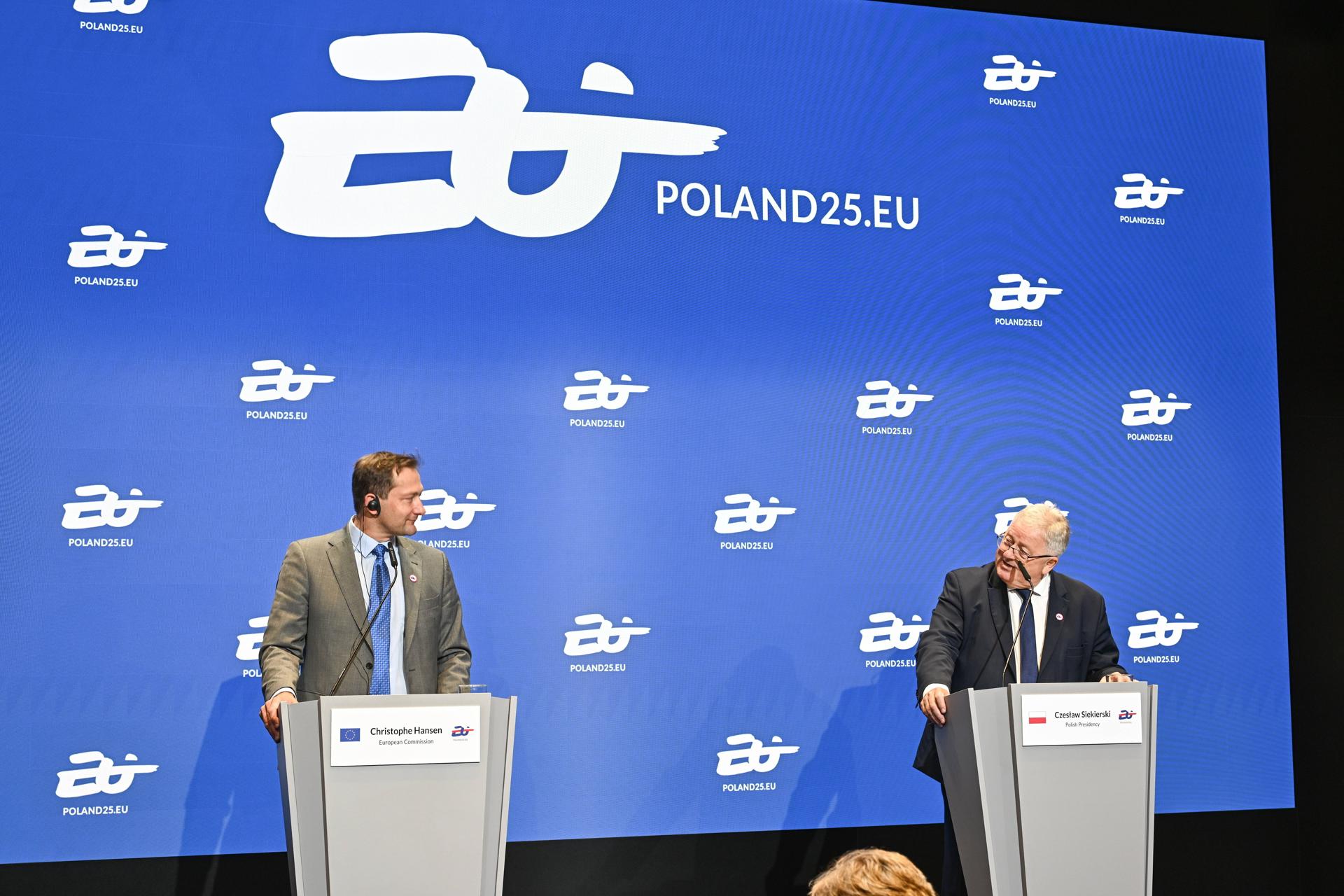 Czeslaw Siekierski (dcha) y Christophe Hansen. EFE/EPA/Radek Pietruszka POLAND OUT