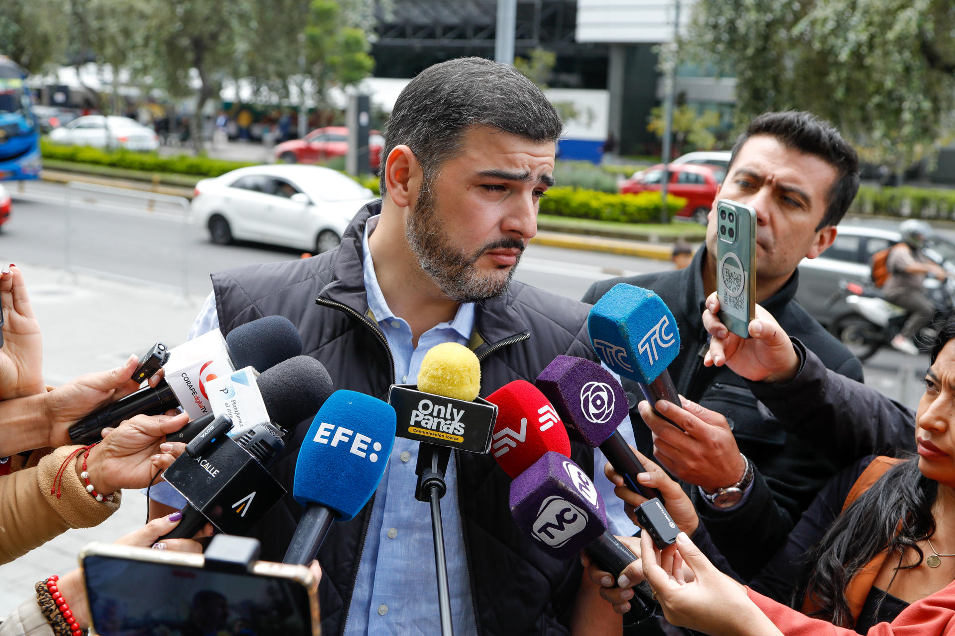El alcalde de Guayaquil, Aquiles Álvarez, habla con la prensa este viernes, frente al Complejo Judicial en Quito (Ecuador). EFE/ Santiago Fernández
