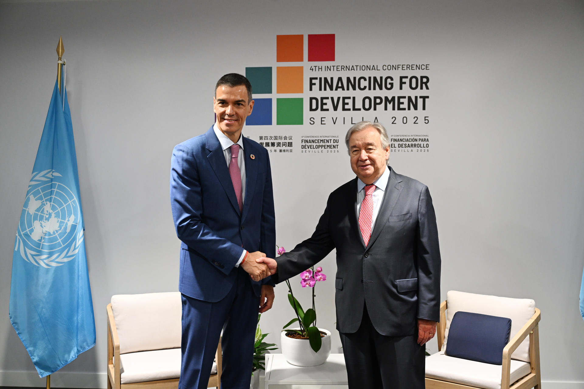El presidente del Gobierno, Pedro Sánchez, ha mantenido este lunes un encuentro con el secretario general de Naciones Unidas, António Guterres, con motivo de la IV Conferencia Internacional sobre la Financiación para el Desarrollo de Naciones Unidas, en el Palacio de Congresos y Exposiciones de Sevilla (Fibes). EFE/Moncloa/Borja Puig de la Bellacasa / SOLO USO EDITORIAL/SOLO DISPONIBLE PARA ILUSTRAR LA NOTICIA QUE ACOMPAÑA (CRÉDITO OBLIGATORIO)