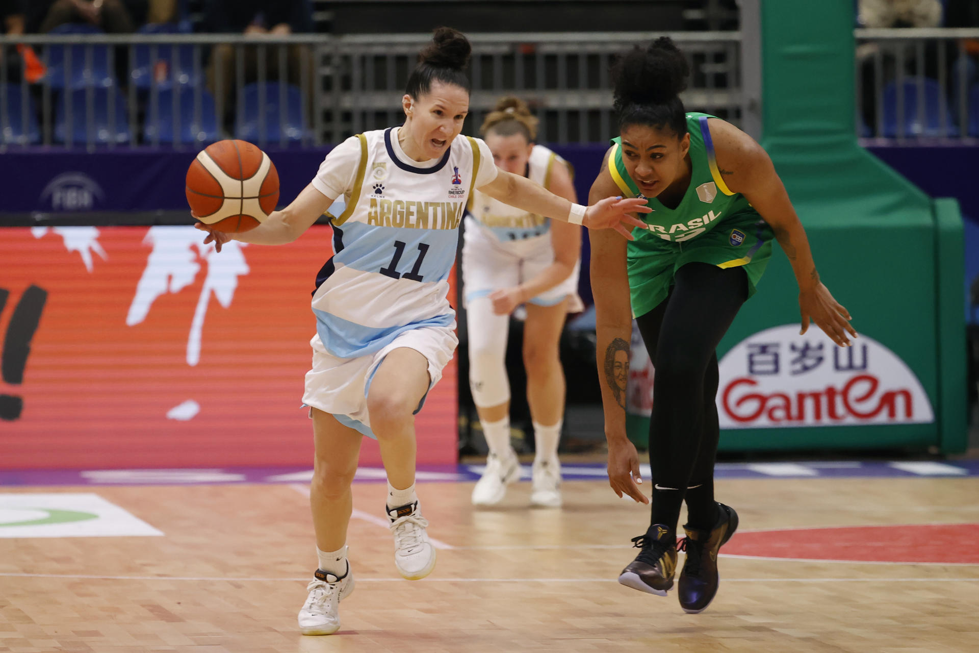 Damiris Dantas (d), de Brasil, disputa el balón con Melisa Gretter, de Argentina. EFE/ Elvis González