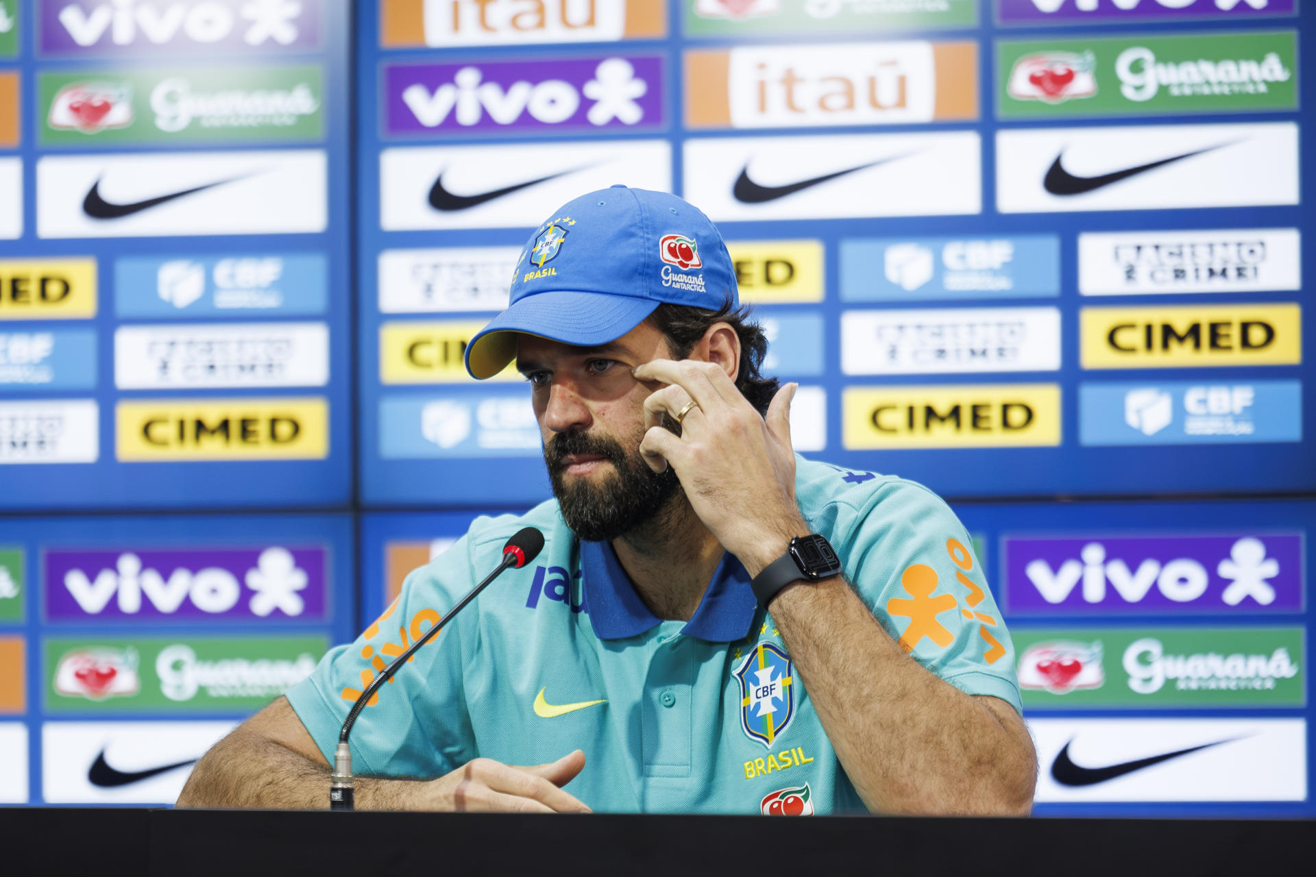 El guardameta titular de la selección brasileña Alisson Becker habla este sábado con periodistas en Sao Paulo sobre los cambios que ha introducido el entrenador Carlo Ancelotti y el partido de eliminatorias del Mundial de 2026 del próximo martes con Paraguay. EFE/ Isaac Fontana