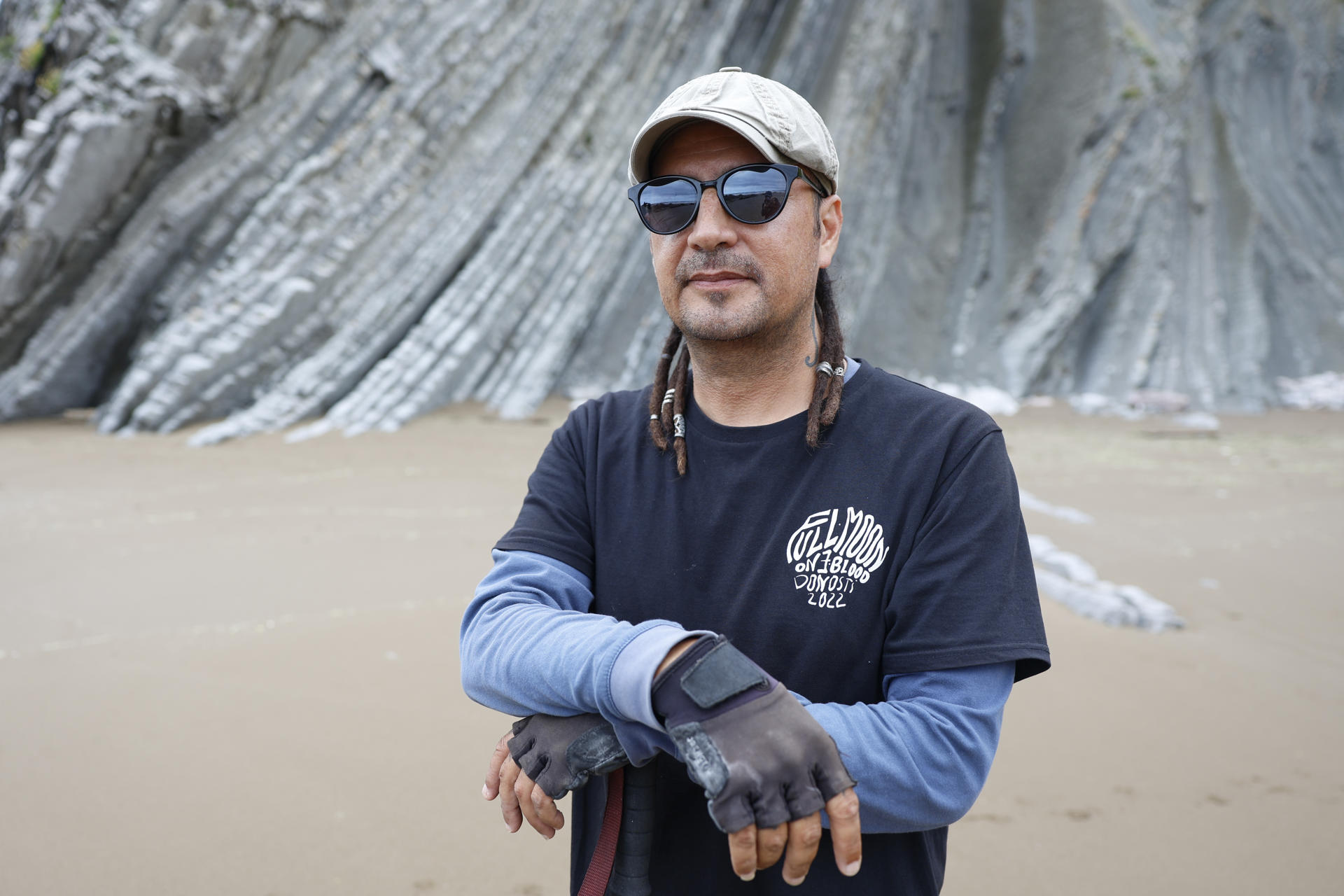 El arte efímero del peruano Germán Cedano se borra con la marea. Sus monumentales dibujos sobre la arena transforman la playa de La Concha de San Sebastián en un lienzo en el que este artista callejero graba retratos, mandalas y mensajes que se viralizan en redes y que, pese a su repercusión, nunca repite. En la imagen trabaja en un retrato del músico John Lennon creado en la playa de Itzurun de Zumaia (Gipuzkoa). EFE/Juan Herrero.