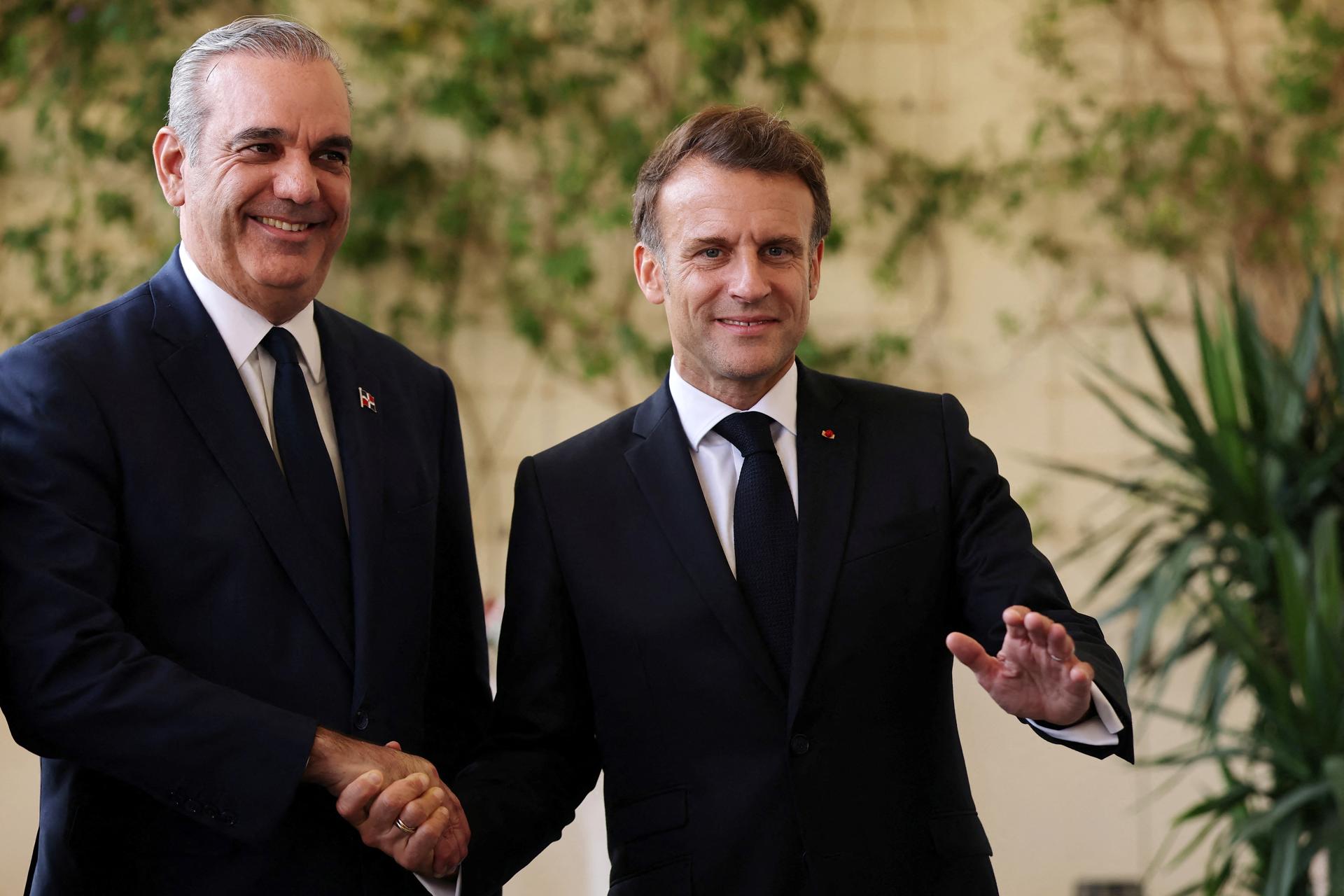 El presidente francés Emmanuel Macron (D) se reúne con su homólogo de la República Dominicana, Luis Abinader, en Niza, Francia, 10 de junio de 2025. EFE/CHRISTIAN HARTMANN