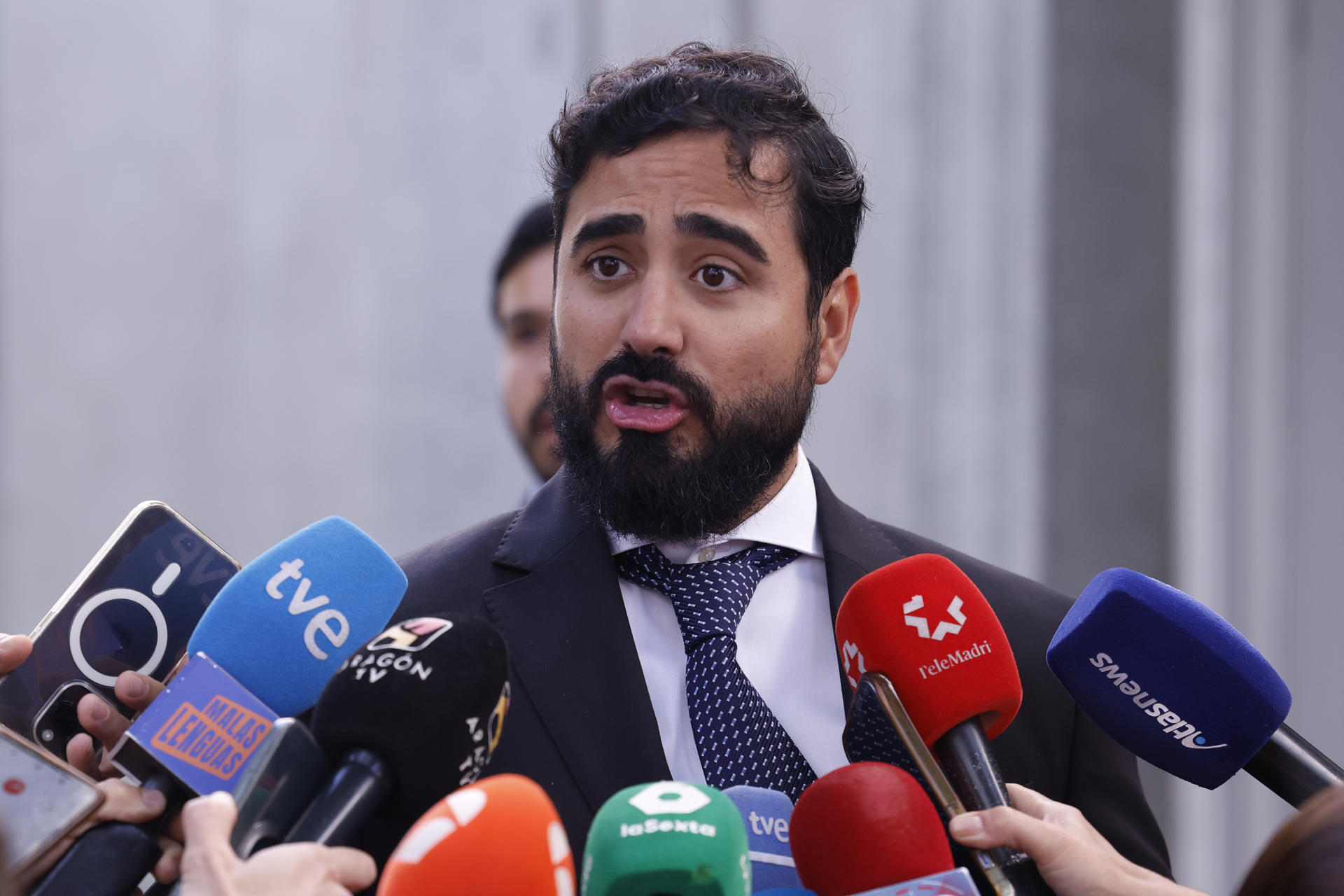 El eurodiputado Luis Pérez Fernández, conocido como Alvise, atiende a los medios tras prestar declaración este viernes en el Tribunal Supremo en la causa abierta por la difusión de una prueba falsa de covid del exministro de Sanidad y presidente de la Generalitat catalana, Salvador Illa, en 2021. EFE/Javier Lizón
