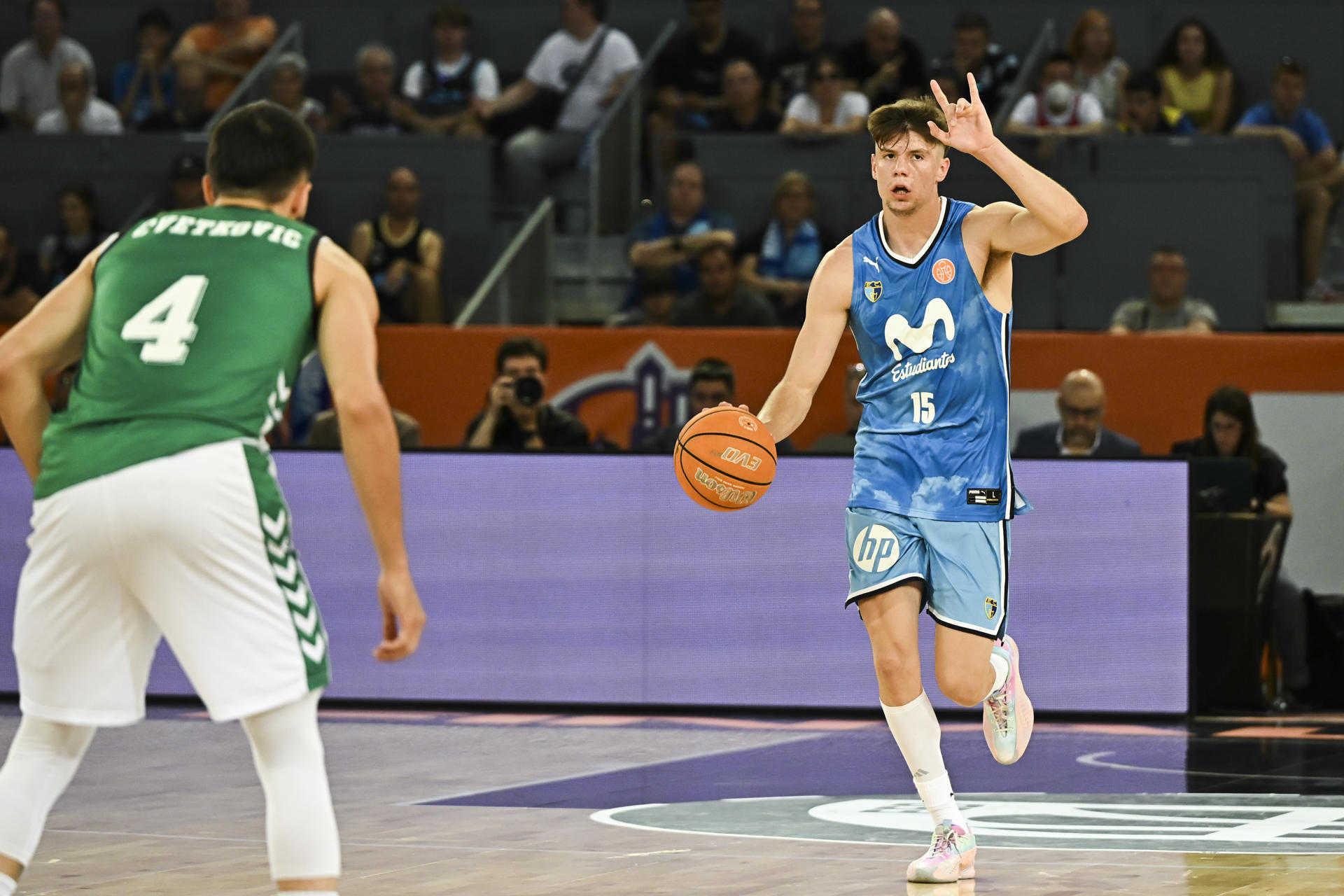 El alero de Estudiantes Joaquín Rodríguez (d) marca la jugada durante el partido de la primera semifinal de la Final Four de ascenso a Liga Endesa que Movistar Estudiantes y Real Betis Baloncesto disputan este sábado en la Caja Mágica, en Madrid. Es la primera vez que la segunda plaza de ascenso desde la Primera FEB se dirime en el formato de ‘final four’ que los cuatro aspirantes han tenido experiencia en la máxima competición del baloncesto. EFE/Fernando Villar
