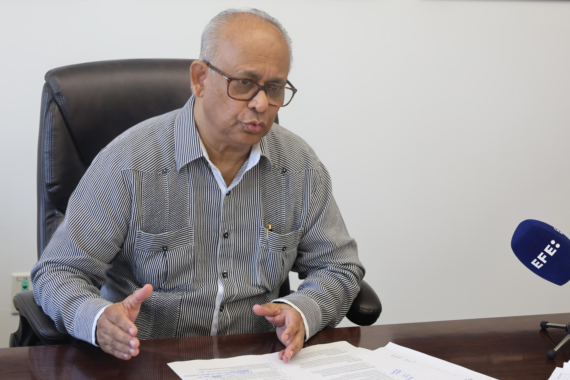 Fotografía del 20 de junio de 2025 del secretario general de la OEA, Albert Ramdin, hablando en entrevista con EFE en Washington (Estados Unidos). EFE/ Octavio Guzmán