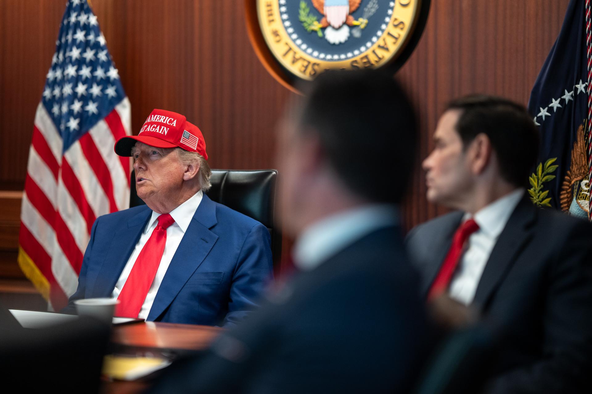 Fotografía cedida este sábado, 21 de junio, por la Casa Blanca que muestra al presidente estadounidense, Donald Trump (i), y al secretario de Estado de EE.UU., Marco Rubio (d), durante la reunión por los ataques estadounidenses a centrales nucleares iraníes, en Washington DC (EE.UU.). EFE/Casa Blanca