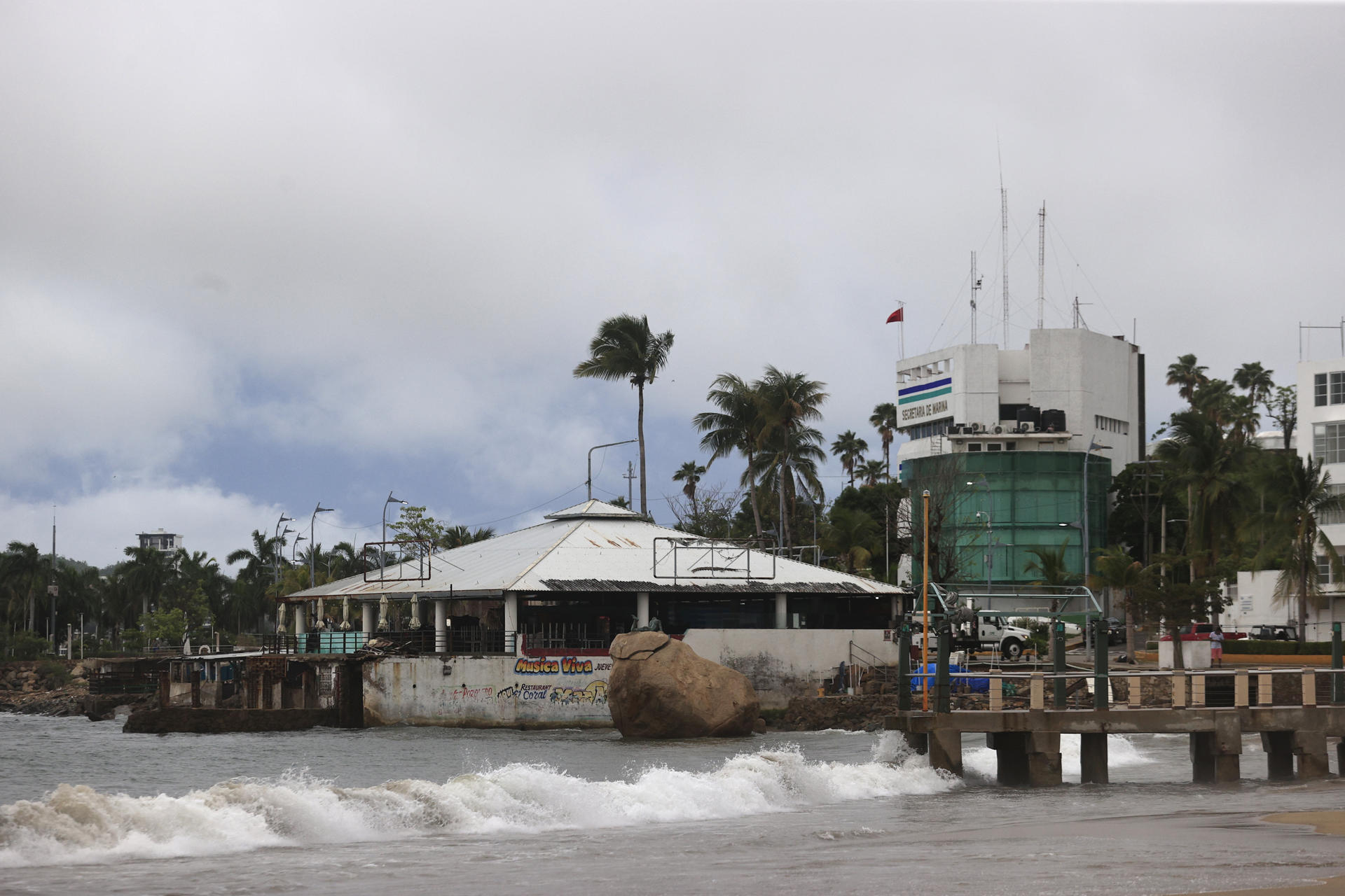Fotografía del oleaje ante la llegada del huracán 'Erick' este jueves, en Acapulco (México). EFE/ David Guzmán
