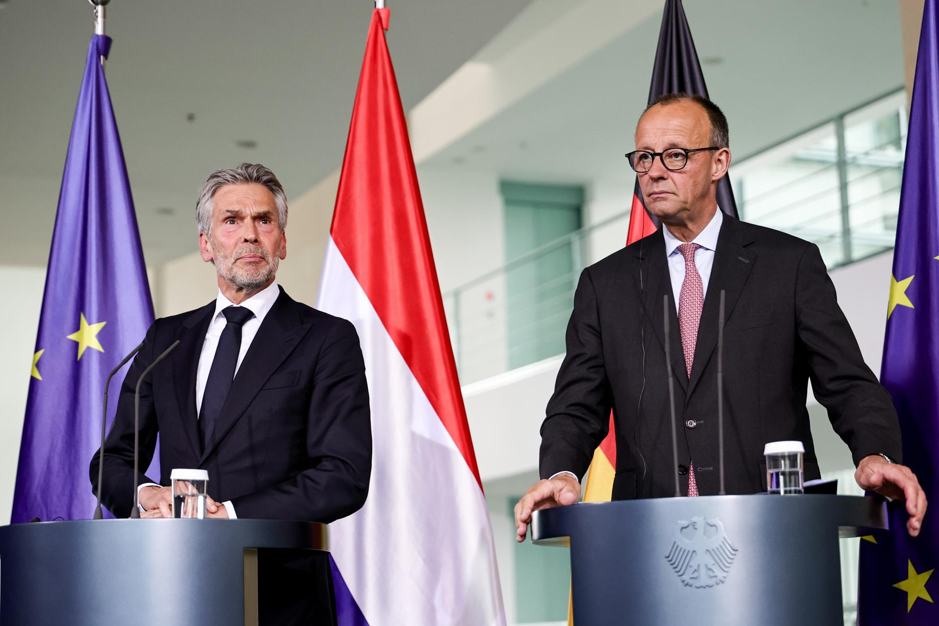 Berlin 10/06/2025.- El canciller alemán, Friedrich Merz (D) y el primer ministro neerlandés, Dick Schoof (I) durante la conferencia de prensa que celebraron hoy ambos en Berlín. EFE/EPA/Filip Singer