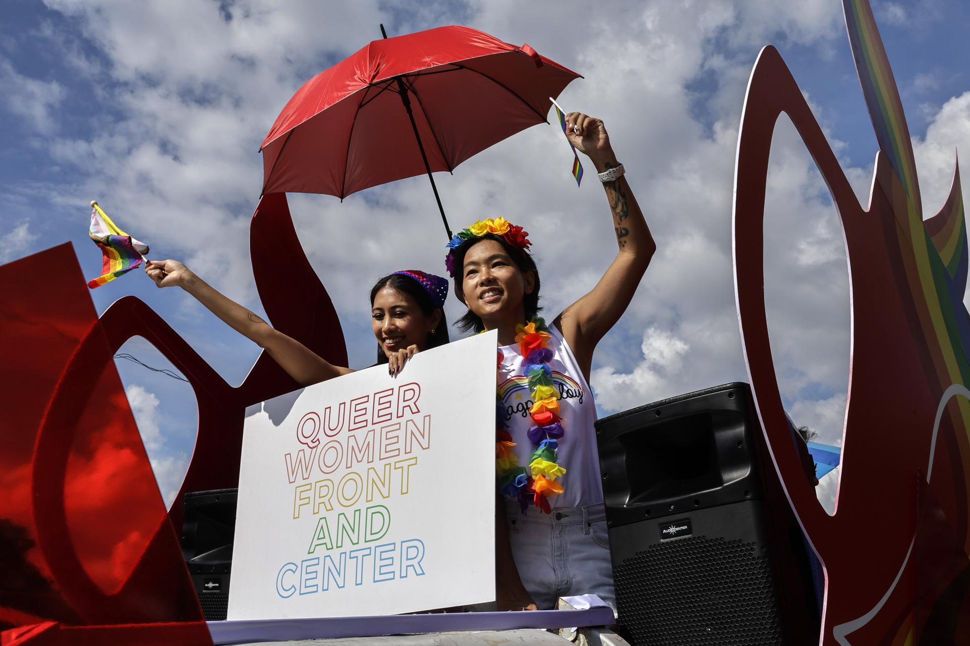 QUEZON CITY (Philippines), 28/06/2025.- Parade participants ride on a float during the LoveLaban Pride March in Quezon City, Metro Manila, Philippines, 28 June 2025. Human rights advocacy groups from the LGBTQIA+ community and their supporters held the annual march to express freedom in gender identity and to call for the passage of the Sexual Orientation, Gender Identity, Gender Expression (SOGIE) Equality Bill, which is pending in the Philippine Congress. (Filipinas) EFE/EPA/ROLEX DELA PENA