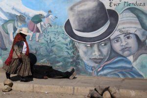 Una mujer aimara camina frente a un mural este martes, en El Alto (Bolivia). EFE/ Luis Gandarillas