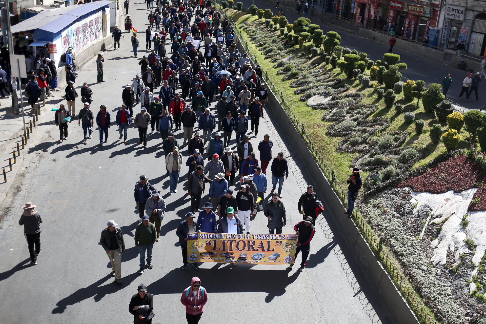 Personas se manifiestan durante una marcha este miércoles en La Paz (Bolivia). EFE/Luis Gandarillas