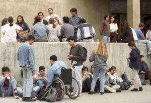 Un grupo de estudiantes aprovechan un descanso en la Escuela Técnica Superior de Arquitectura. EFE/Toni Garriga
SPAIN EDUCATION UNIVERSITY ENTRANCE EXAMINATION: BARCELONA, 14/06/1995.- Students have a snack and check notes in a break during the University entrance examination at the Architecture School in Barcelona.  EFE/Toni Garriga/fs