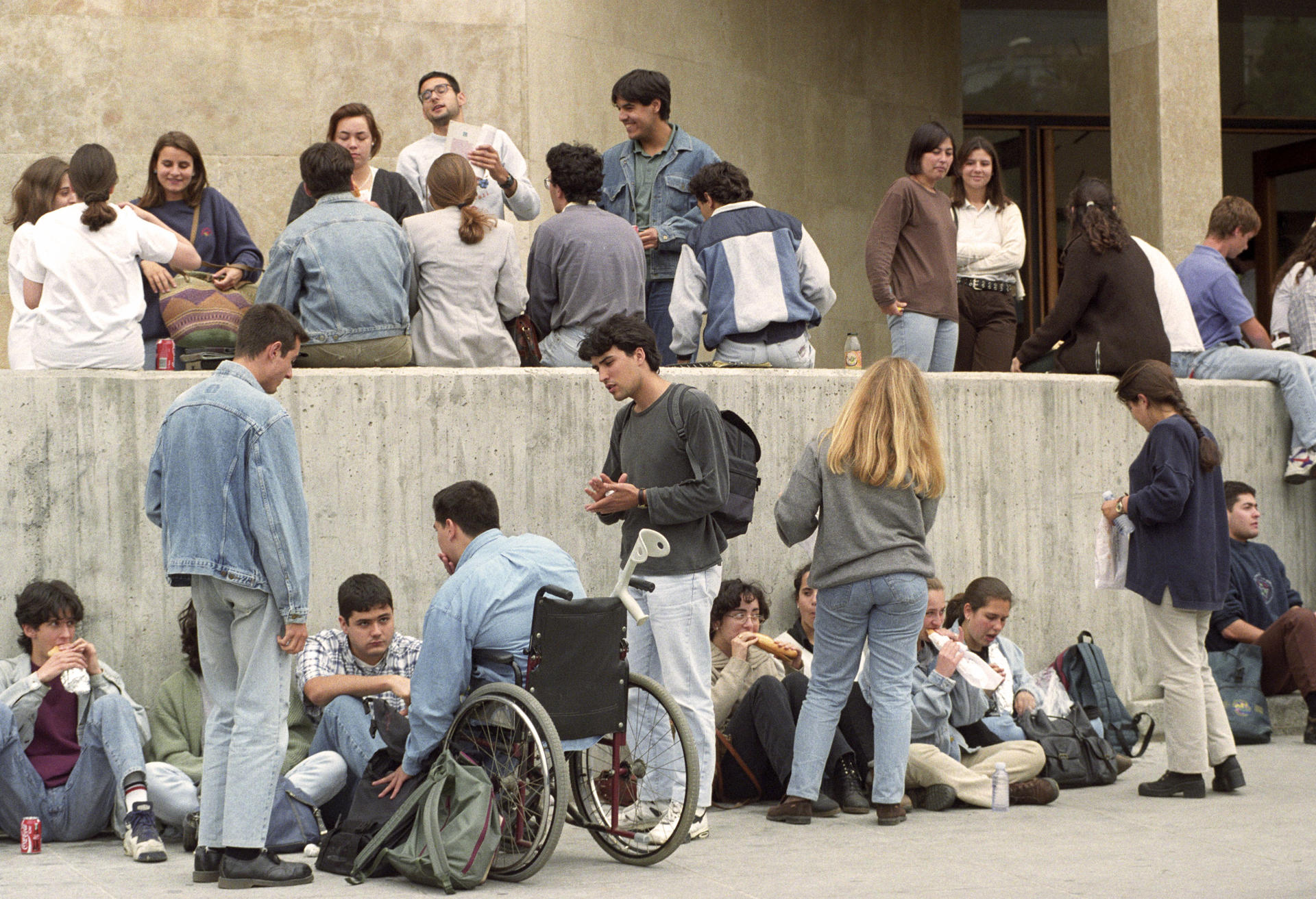 Un grupo de estudiantes aprovechan un descanso en la Escuela Técnica Superior de Arquitectura. EFE/Toni Garriga
SPAIN EDUCATION UNIVERSITY ENTRANCE EXAMINATION: BARCELONA, 14/06/1995.- Students have a snack and check notes in a break during the University entrance examination at the Architecture School in Barcelona.  EFE/Toni Garriga/fs