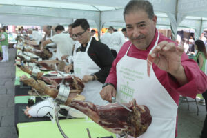 Medio centenar de cortadores de jamón llegados de cinco comunidades autónomas participan este domingo en la Plaza Mayor de Zamora en un encuentro solidario en el que se reparten unos 2.500 platos de jamón ibérico para recaudar fondos para la Asociación Española Contra el Cáncer (AECC) de Zamora. Además de dar gusto al paladar, este I Encuentro Benéfico de Cortadores de Jamón de Zamora ha visibilizado la solidaridad de los expertos en cortar jamón a cuchillo, que han trabajado desinteresadamente, como una cuarentena de establecimientos de alimentación y cárnicos de Zamora que han donado los jamones, a los que se han sumado algunas industrias de Denominación de Origen Guijuelo. EFE/ Mariam A. Montesinos