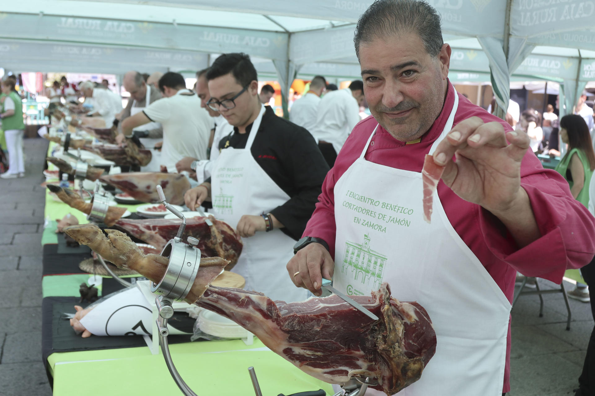 Medio centenar de cortadores de jamón llegados de cinco comunidades autónomas participan este domingo en la Plaza Mayor de Zamora en un encuentro solidario en el que se reparten unos 2.500 platos de jamón ibérico para recaudar fondos para la Asociación Española Contra el Cáncer (AECC) de Zamora. Además de dar gusto al paladar, este I Encuentro Benéfico de Cortadores de Jamón de Zamora ha visibilizado la solidaridad de los expertos en cortar jamón a cuchillo, que han trabajado desinteresadamente, como una cuarentena de establecimientos de alimentación y cárnicos de Zamora que han donado los jamones, a los que se han sumado algunas industrias de Denominación de Origen Guijuelo. EFE/ Mariam A. Montesinos