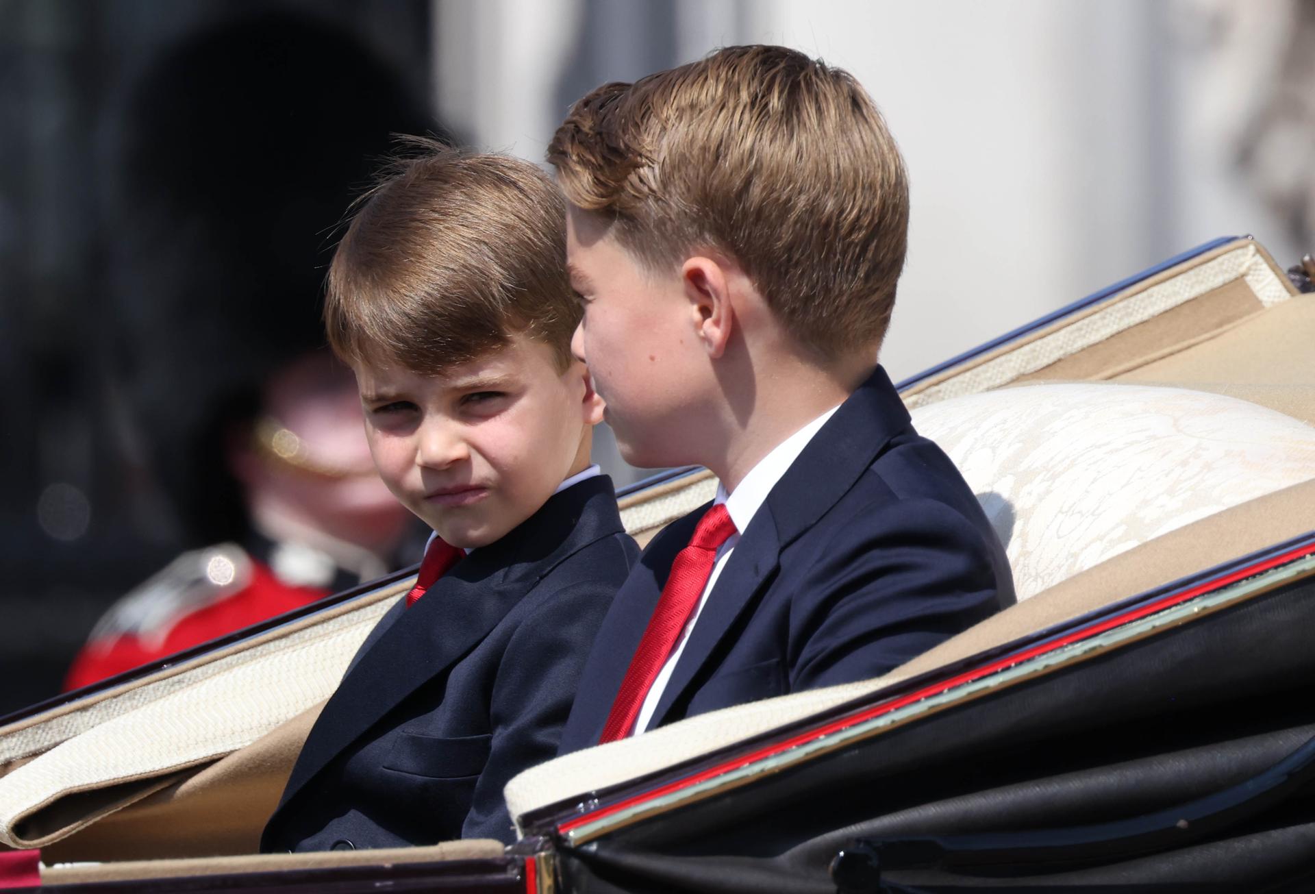 El príncipe Jorge (D) y el príncipe Luis (I) de Gran Bretaña durante el desfile militar para celebrar el cumpleaños oficial del soberano británico. EFE/EPA/NEIL HALL