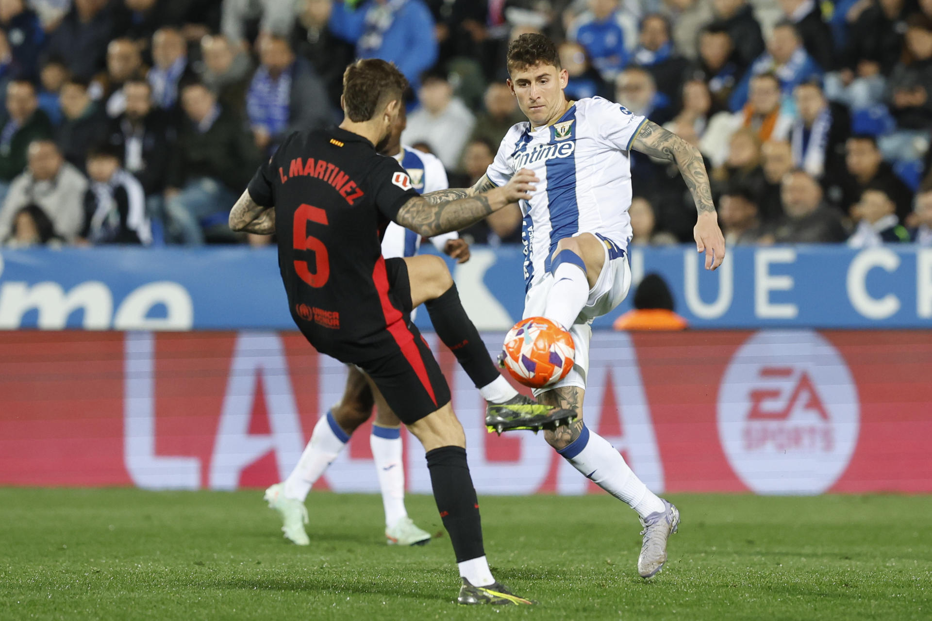 Dani Raba (d) pelea un balón con Íñigo Martínez, del Barcelona, durante el partido de LaLiga de fútbol que disputaron el CD Leganés y FC Barcelona el 12 de abril. EFE/Juan Carlos Hidalgo