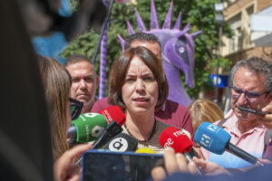 La secretaria general del PSPV-PSOE y ministra de Ciencia, Innovación y Universidades, Diana Morant, visita una de las principales hogueras de Alicante con motivo de las fiestas de las Hogueras de San Juan. EFE / Pablo Miranzo.