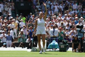 La bielorrusa Aryna Sabalenka en su debut ante la canadiense Carson Branstine en Wimbledon. EFE/EPA/NEIL HALL