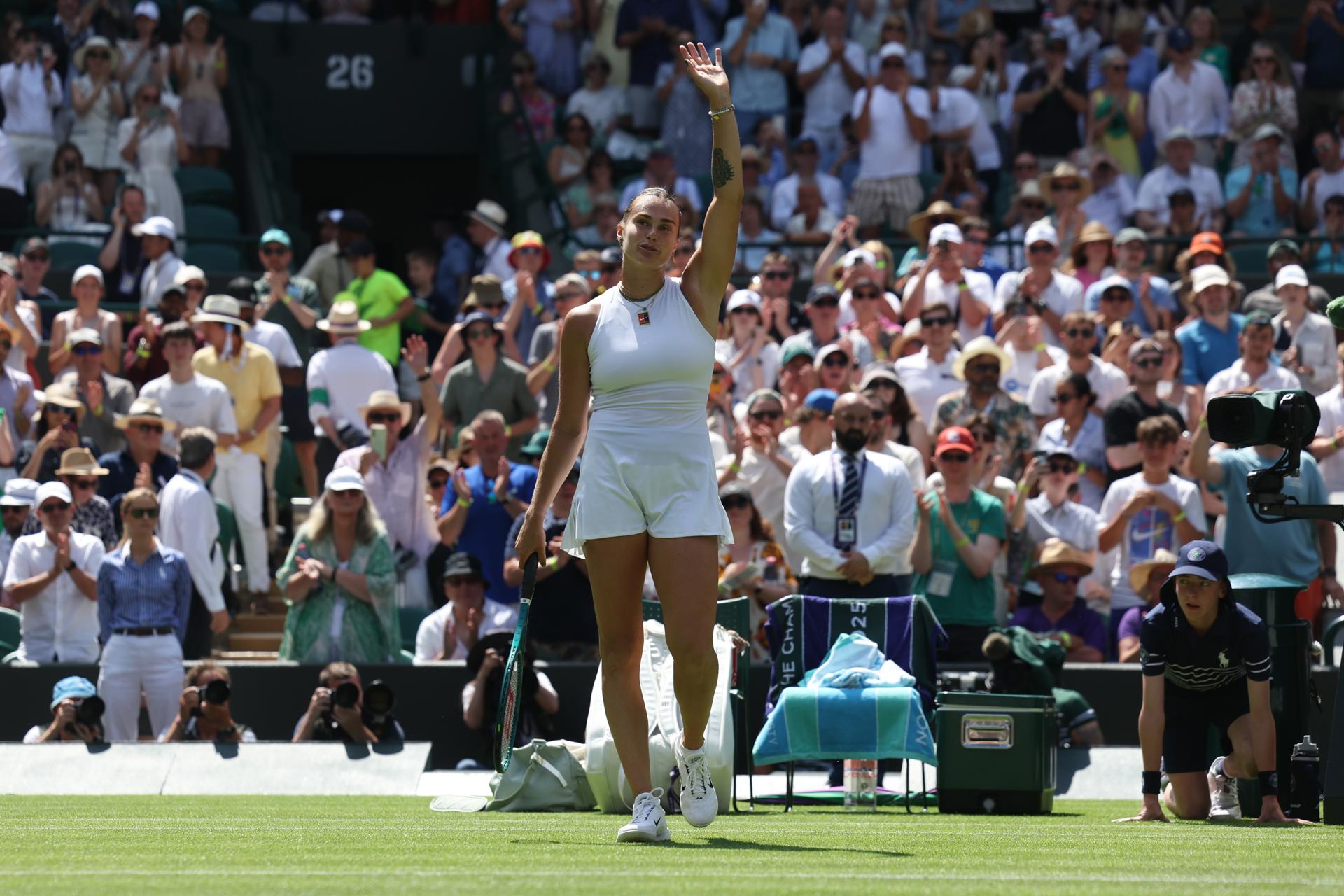 La bielorrusa Aryna Sabalenka en su debut ante la canadiense Carson Branstine en Wimbledon. EFE/EPA/NEIL HALL