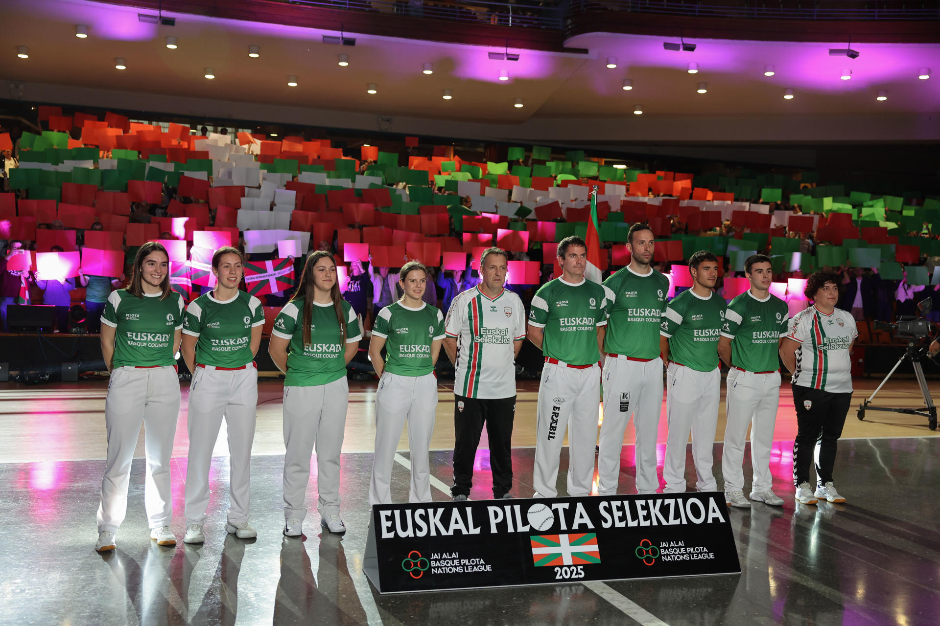 La selección de Euskadi posa durante la Liga de Naciones de Pelota Vasca este lunes en Gernika. EFE/Luis Tejido
