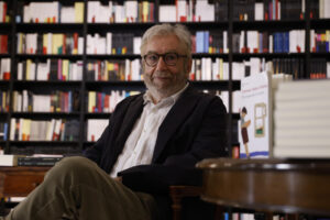 Antonio Muñoz Molina presenta su nueva novela, 'El verano de Cervantes', una lectura apasionada de Don Quijote que mezcla investigación literaria y memoria personal, recuerdos de infancia, primeras lecturas y la influencia que ha tenido en otros autores como Melville, Balzac o Thomas Mann. EFE/ Blanca Millez