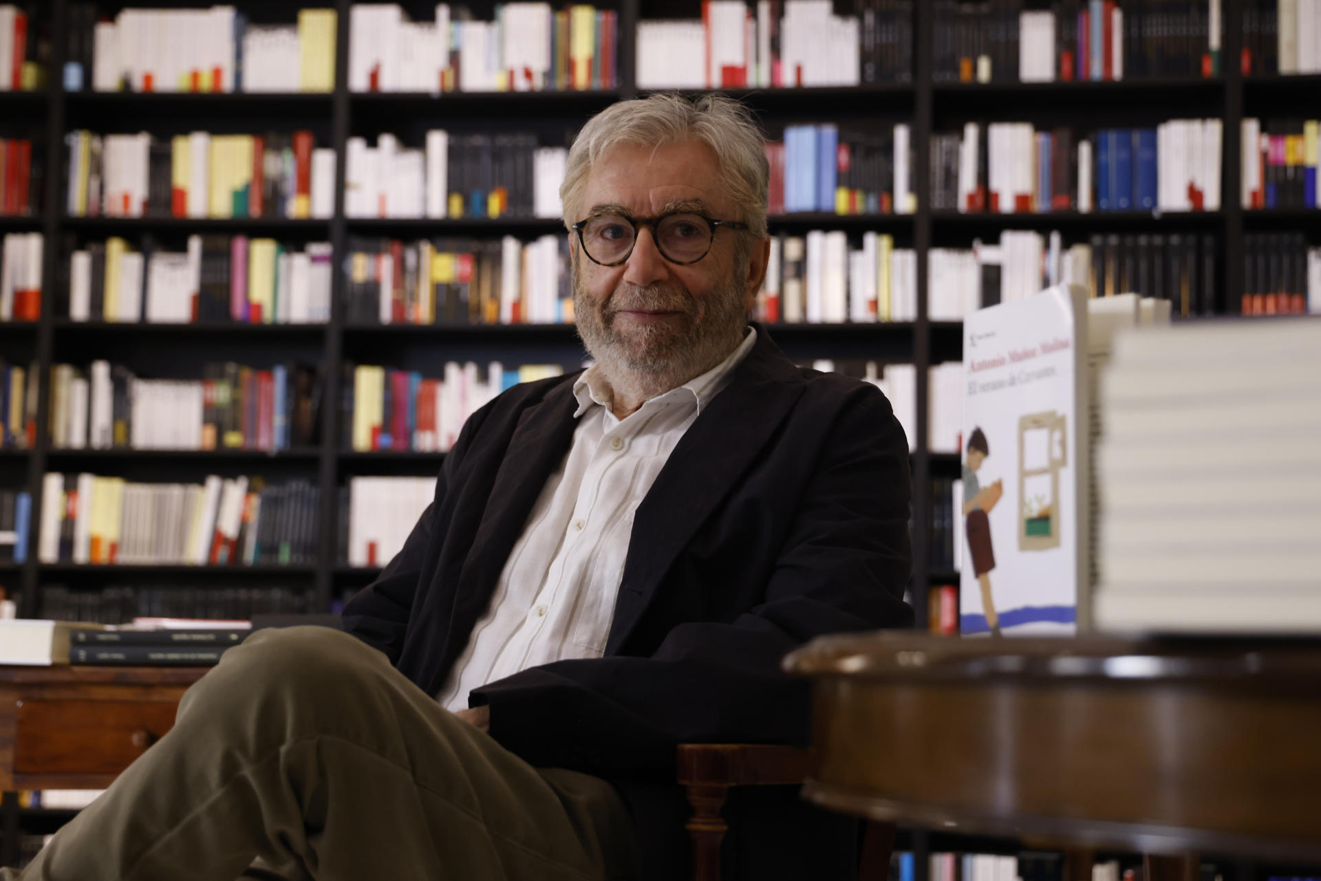 Antonio Muñoz Molina presenta su nueva novela, 'El verano de Cervantes', una lectura apasionada de Don Quijote que mezcla investigación literaria y memoria personal, recuerdos de infancia, primeras lecturas y la influencia que ha tenido en otros autores como Melville, Balzac o Thomas Mann. EFE/ Blanca Millez
