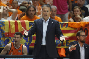 El entrenador del Valencia, Pedro Martínez, durante el tercer partido de la final de la Liga Endesa que disputaRON en el pabellón de la Fuente San Luis de Valencia ante el Real Madrid. EFE/Miguel Ángel Polo