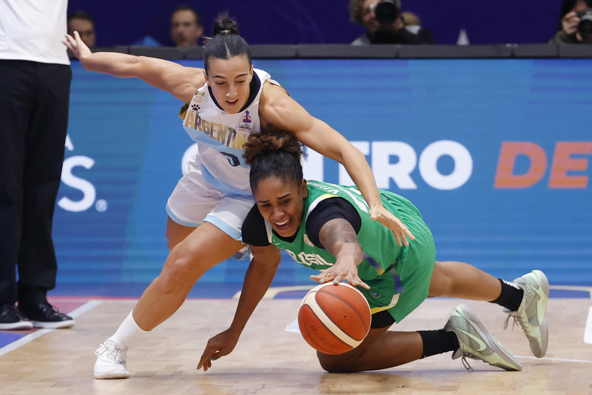 Marcelino (d), de Brasil, disputa el balón con Macarena D'urso, de Argentina, en la AmeriCup femenina. EFE/ Elvis González