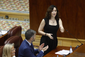 La presidenta de la comunidad de Madrid, Isabel Díaz Ayuso, interviene en el pleno de la Asamblea de Madrid celebra este jueves. EFE/Rodrigo Jiménez