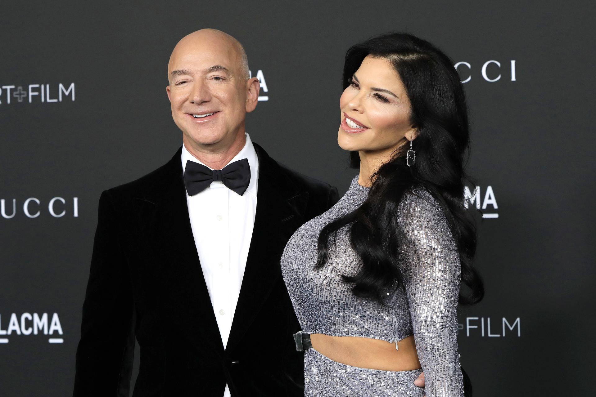 Fotografía de archivo del magnate estadounidense Jeff Bezos (i) y su prometida, la expresentadora de televisión Lauren Sánchez, en Los Ángeles (CA, EE.UU.). EFE/Nina Prommer