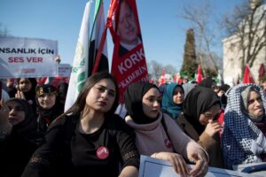 Imagen de las protestas en Turquía de ciudadanos sirios contra el régimen de Bachar al Asad. EPA/TOLGA BOZOGLU