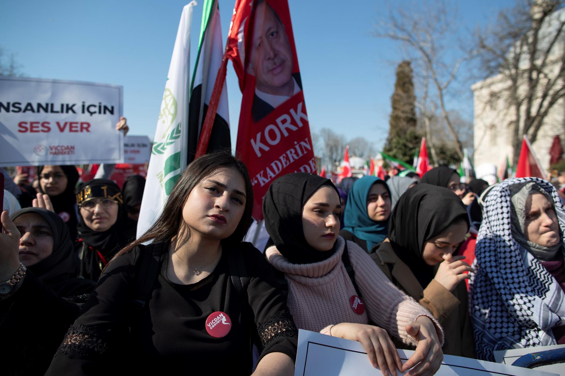 Imagen de las protestas en Turquía de ciudadanos sirios contra el régimen de Bachar al Asad. EPA/TOLGA BOZOGLU