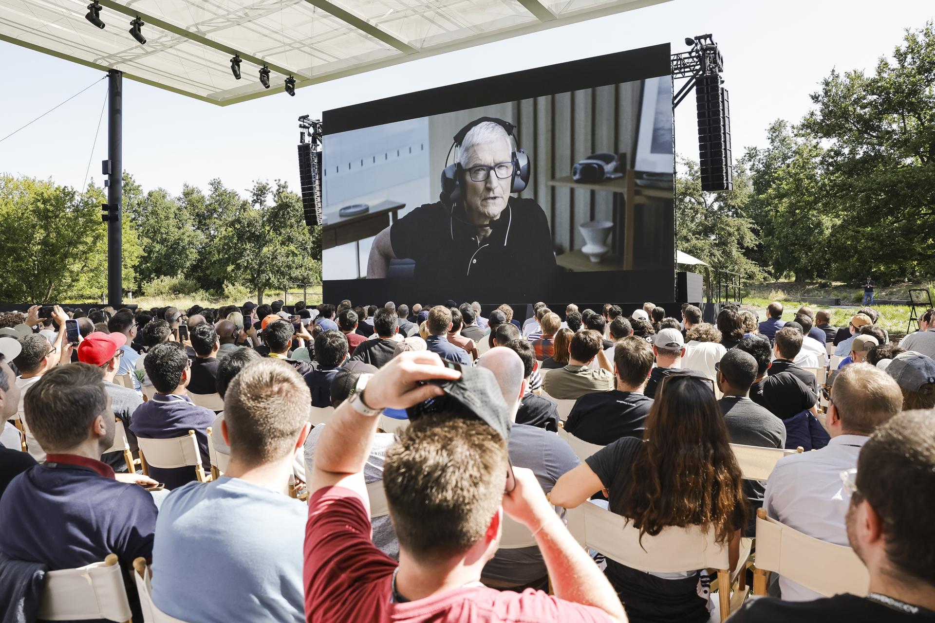 Personas ven en video al CEO de Apple, Tim Cook. EFE/EPA/JOHN G. MABANGLO