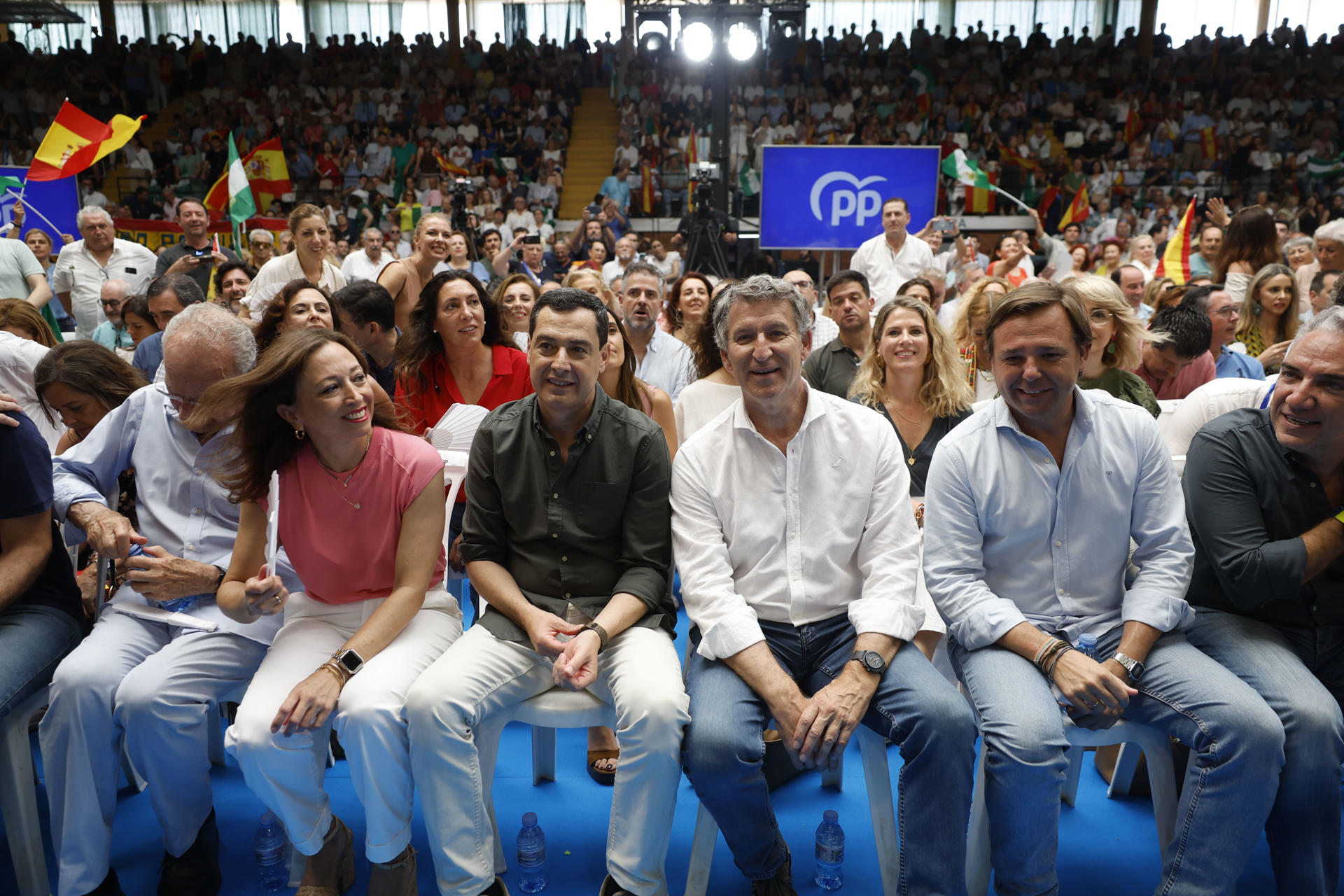 El líder del PP, Alberto Núñez Feijóo (3d); el presidente regional del partido y de la Junta de Andalucía, Juanma Moreno (c), y la presidenta del PP en Málaga PAtricia Navarro (2i) participan en un acto público con el lema "Málaga por la democracia" como colofón a una semana en la que los populares han insistido en pedir elecciones anticipadas tras la dimisión del ex secretario de organización del PSOE, Santos Cerdán, por su presunta vinculación con el caso Koldo y los cobros de comisiones. EFE/ Jorge Zapata