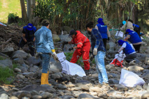Decenas de personas fueron captadas este viernes, 20 de junio, durante una brigada de limpieza de materiales plásticos en el río San Pedro, liderara por el programa 'Galápagos Guardians', en Quito (Ecuador). EFE/José Jácome