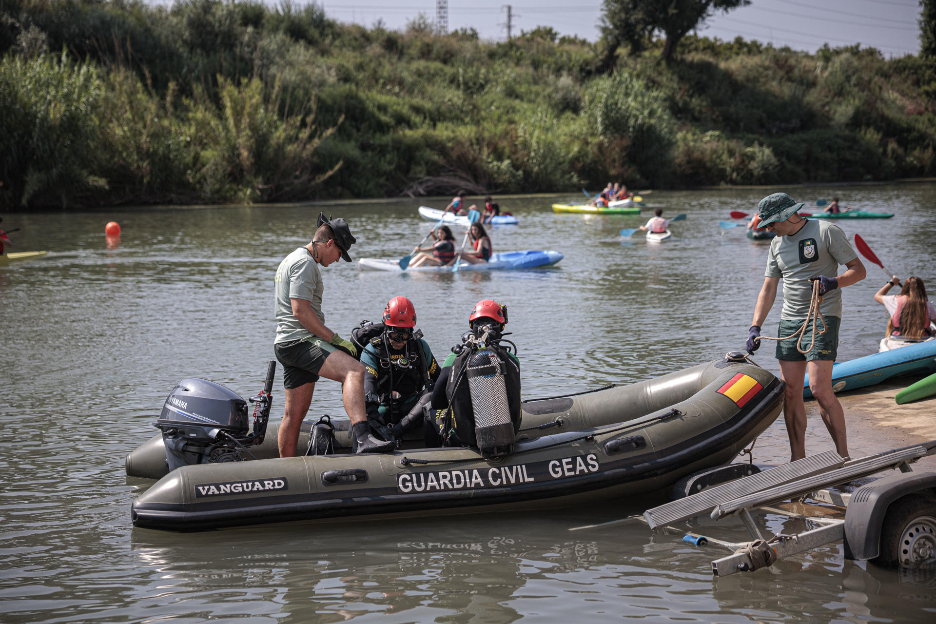 El Grupo Especial de Actividades Subacuáticas (GEAS) de la Guardia Civil realiza una búsqueda en el río Júcar de las tres personas desaparecidas como consecuencia de la dana del 29 de octubre. EFE/Biel Aliño
