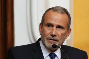 Fotografía de archivo del canciller de Perú, Elmer Schialer Salcedo, durante una rueda de prensa, en Lima (Perú). EFE/Paolo Aguilar