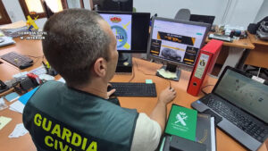 La Guardia Civil ha desarticulado una red criminal altamente activa dedicada a realizar estafas masivas por internet, gracias a una investigación desarrollada en Melilla que ha culminado con la detención de tres personas multirreincidentes, una en Málaga y dos en Barcelona, y con órdenes de ingreso en prisión. EFE/ Guardia Civil SOLO USO EDITORIAL/SOLO DISPONIBLE PARA ILUSTRAR LA NOTICIA QUE ACOMPAÑA (CRÉDITO OBLIGATORIO)