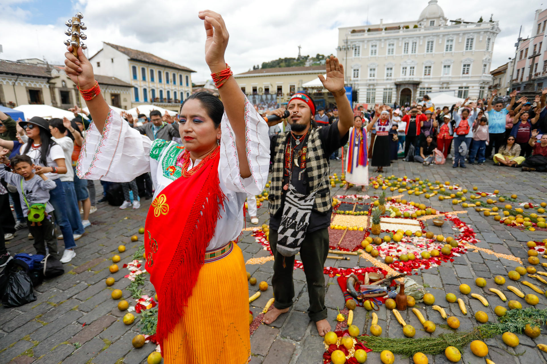 Personas participan en la celebración del Inti Raymi (Fiesta del Sol, en quechua) este sábado, en Quito (Ecuador). EFE/ Santiago Fernández